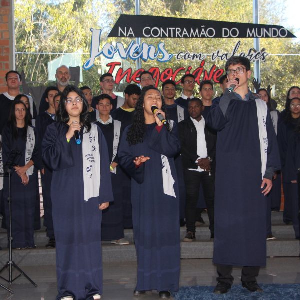 Alunos se apresentando no coral