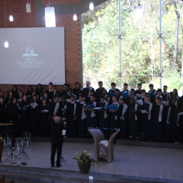 Alunos se apresentando no coral